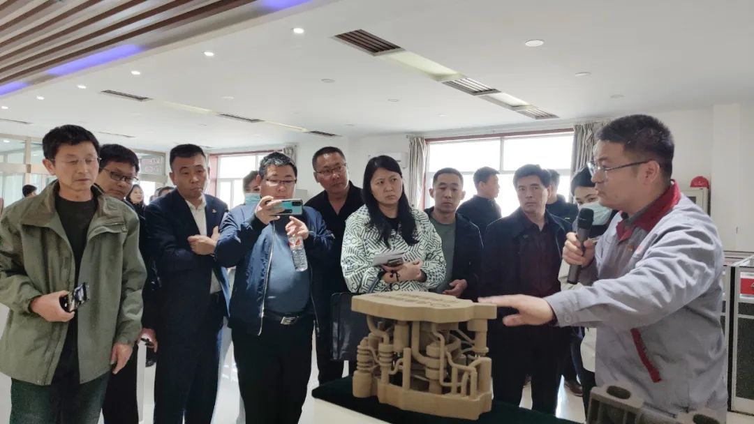 全市各縣（市、區(qū)）總工會(huì)、綜合產(chǎn)業(yè)工會(huì)、市直機(jī)關(guān)工會(huì)負(fù)責(zé)人及全市企業(yè)創(chuàng)新工作室?guī)ь^人來北雁新材料觀摩。